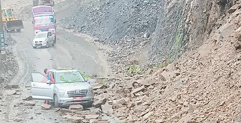 मुग्लिन-नारायणगढ सडक खण्डमा गुडिरहेको कारमाथि पहिरो खस्यो