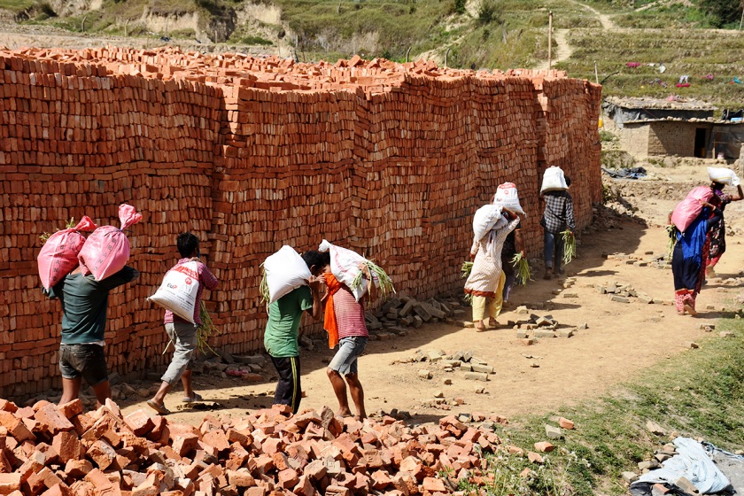 लकडाउनले समस्यामा परेका ईंटा भट्टामा कार्यरत ३ सय मजदुरलाई राहत