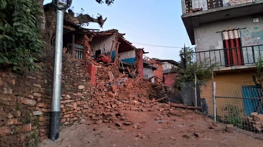 भूकम्पबाट अवरुद्ध सडक खुला