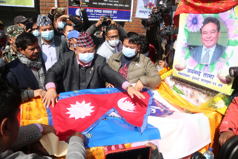 राष्ट्रिय झण्डा ओढाएर संस्कृतिमन्त्री आलेले दिए गायक लामालाई श्रद्धाञ्जली