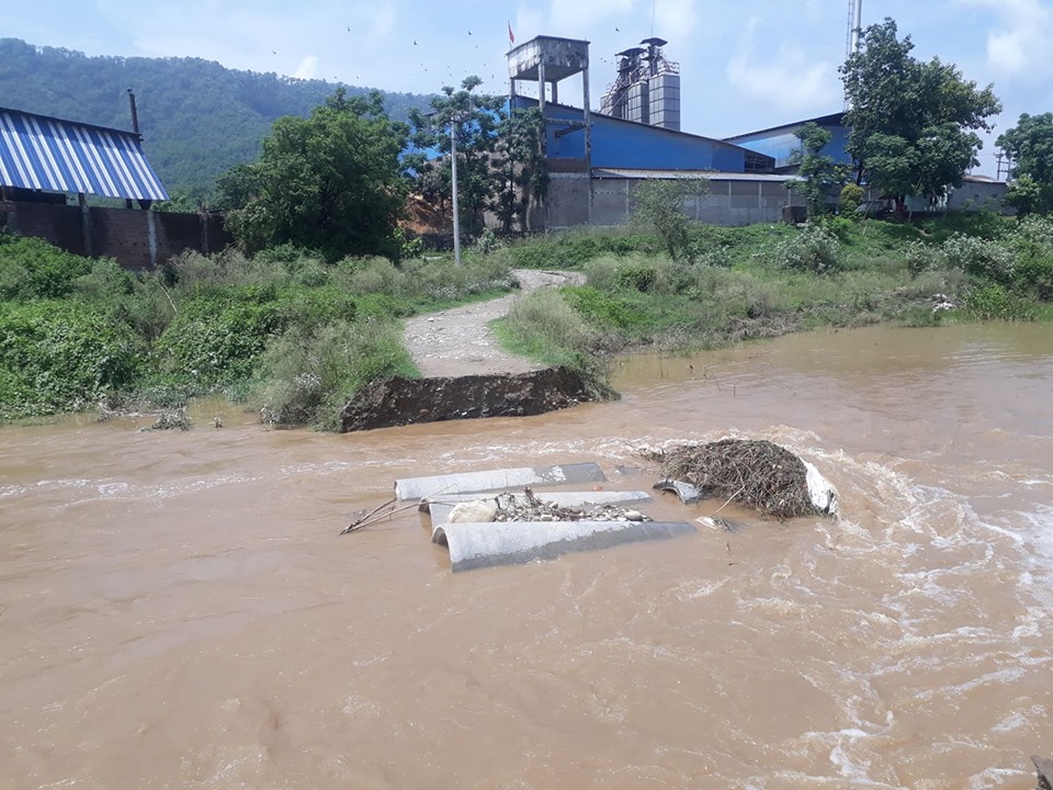 जयश्री खोलाले कल्भर्ट बगाएपछि गैंडाकोट ७ का बासिन्दा समस्यामा, तत्काल बाटो सुचारु गराउन नगरपालिकासँग आग्रह