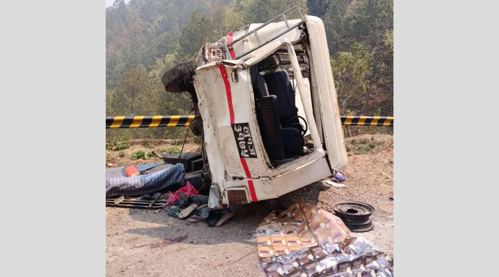 स्वर्गद्वारी जाँदै गरेको जिप दुर्घटना, एकको मृत्यु, २१ जना घाइते