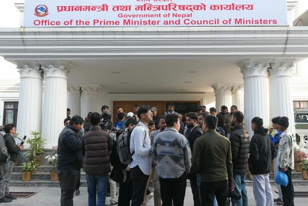 प्रधानमन्त्री भेट्न नपाएपछि सिंहदरबारमै जेन-जीको नाराबाजी