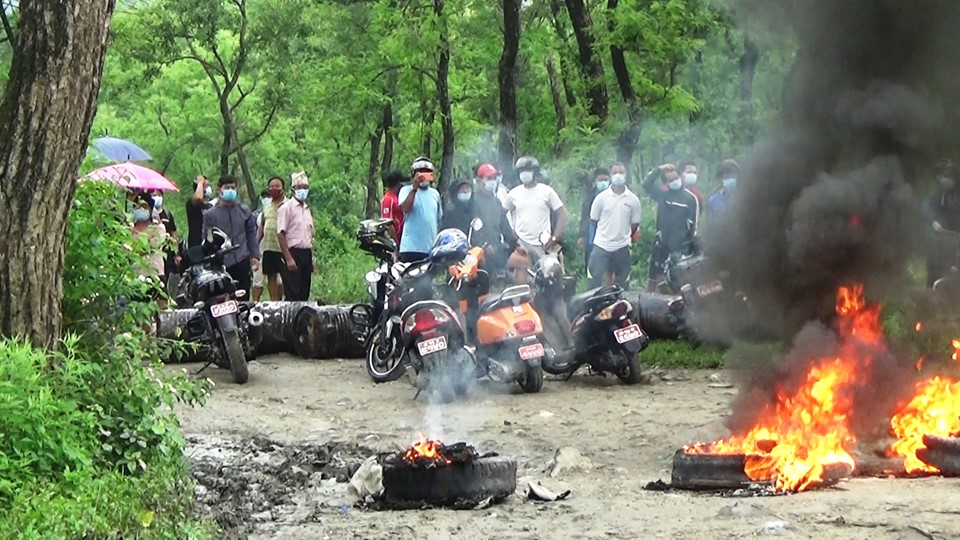 कोरोना संक्रमणबाट मृत्यु भएकाको शव व्यवस्थापनमा स्थानीयबाट अवरोध, एक दर्जन प्रदर्शनकारी घाइते