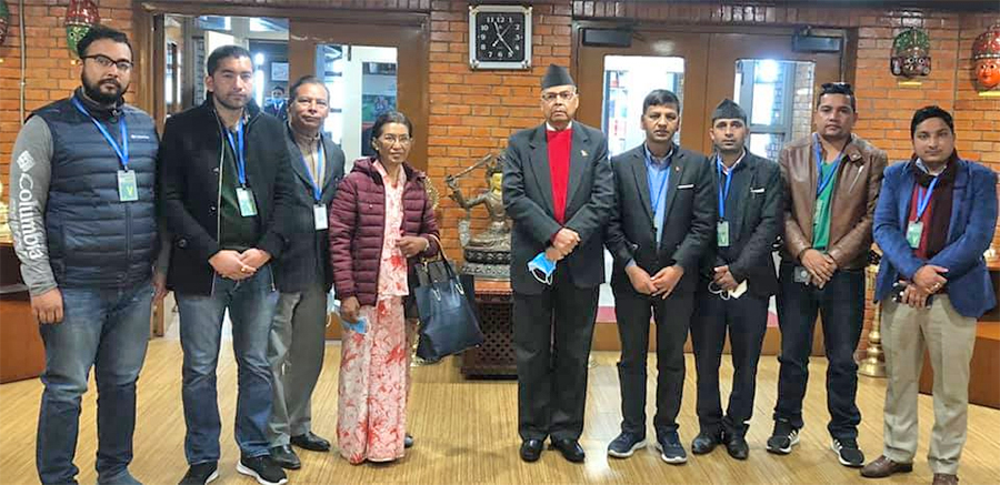 स्वास्थ्य जाँचका लागि पूर्वप्रधानमन्त्री झलनाथ खनाल दिल्ली प्रस्थान