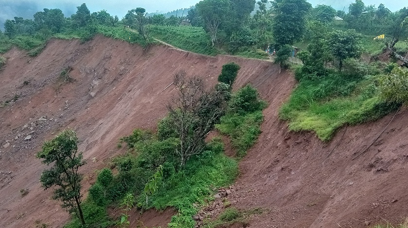 पहिरोले मध्यपहाडी लोकमार्गको निसीखोला खण्ड अवरुद्ध