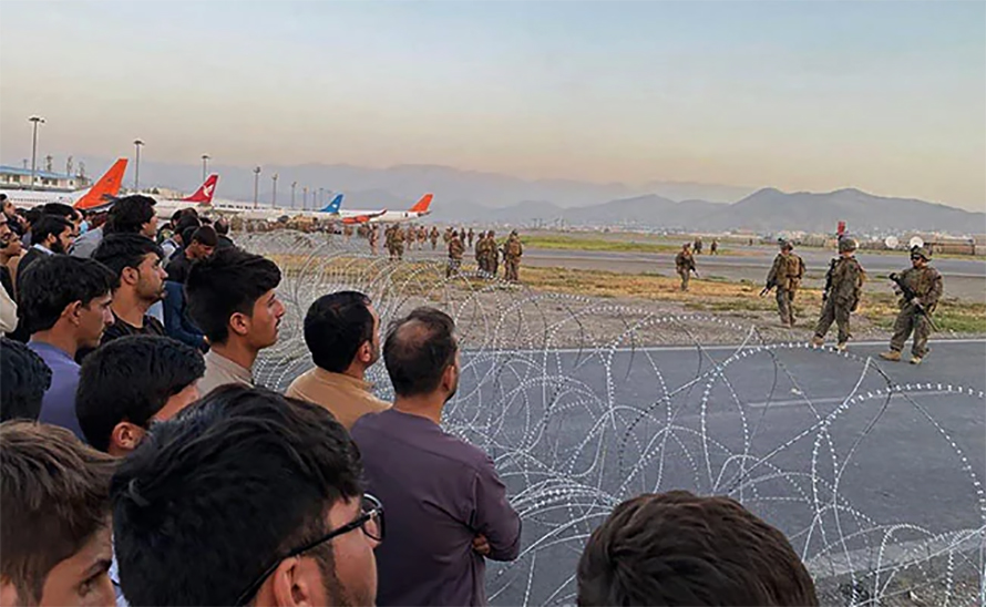 अफगानिस्तानी नागरिकलाई काबुल विमानस्थलमा जान तालिबानले गर्यो रोक