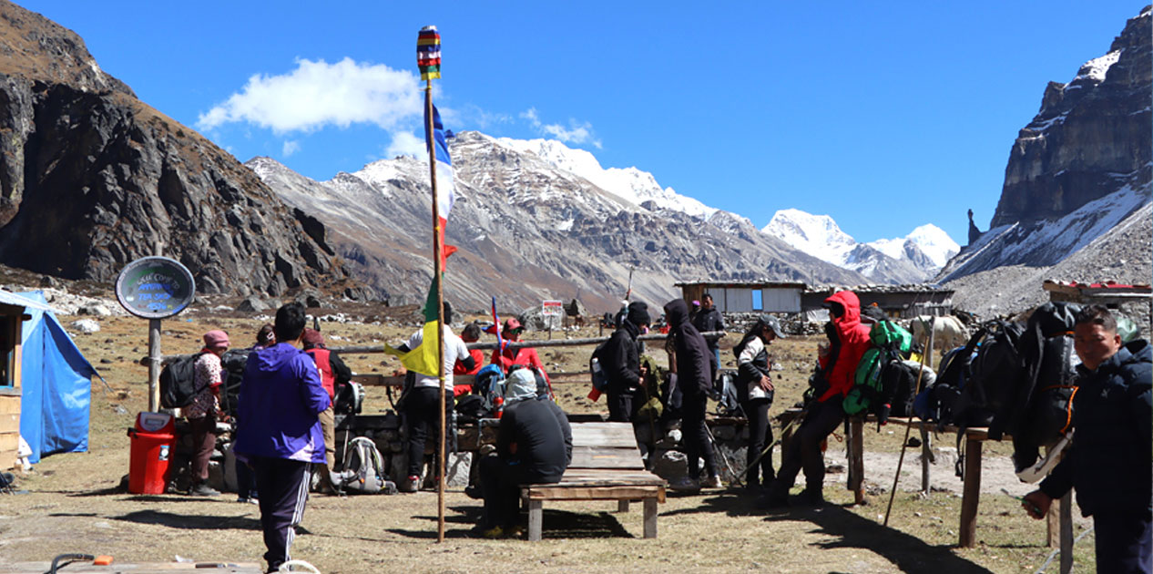 कञ्चनजंघा क्षेत्रमा पर्यटकको चहलपहल बढ्यो