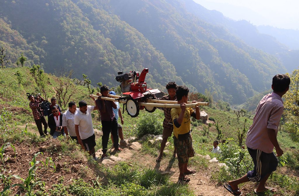 चितवनको कान्दामा २ घण्टा बोकेर हाते ट्याक्टर पुर्‍याउँदा …