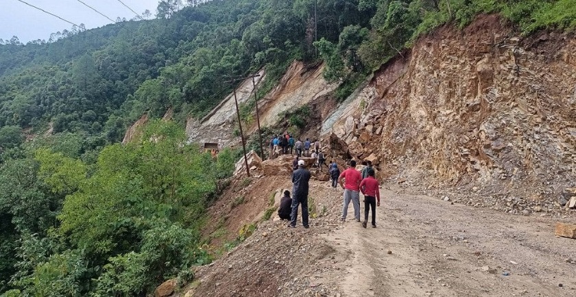 ललितपुरको काल्चेमा सडक भत्किएपछि कान्ति लोकपथ बन्द