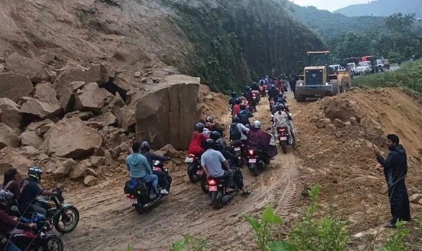 हेटाैंडा-काठमाडाैं जाेड्ने कान्ति लाेकपथ अवरुद्ध