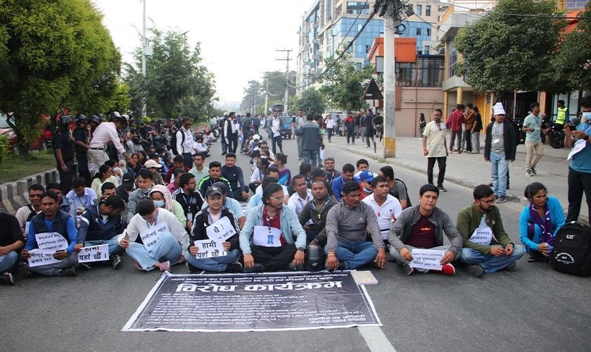 कर्मचारीको आन्दोलनमा भएको प्रहरी दमनको विरोध