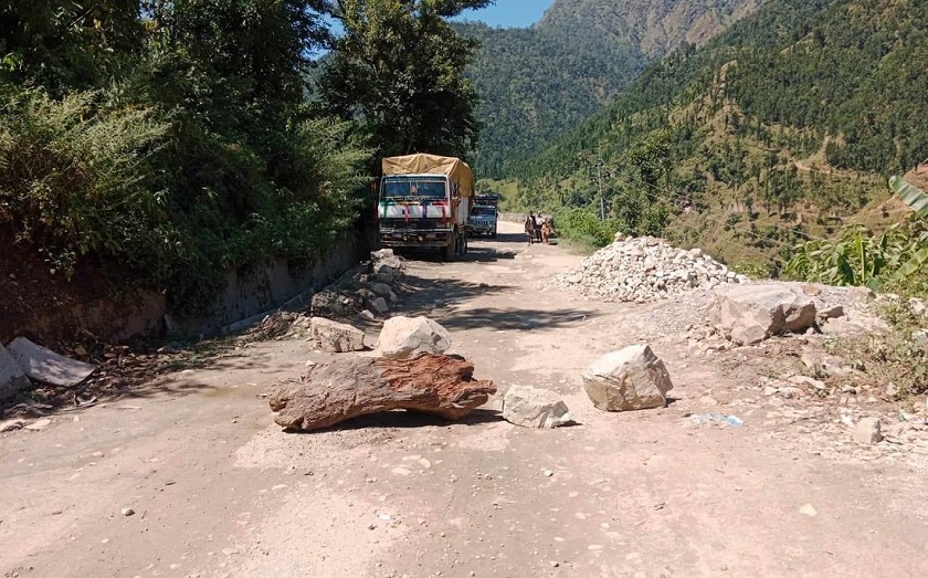 बालकको मृत्युपछि कर्णाली राजमार्ग अवरुद्ध