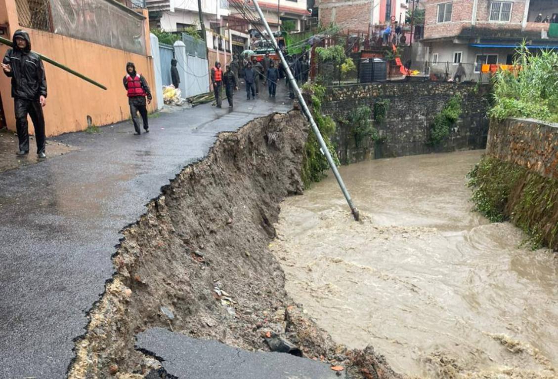काठमाडौँ महानगर १४ मा सडक कटानले केही घर जोखिममा