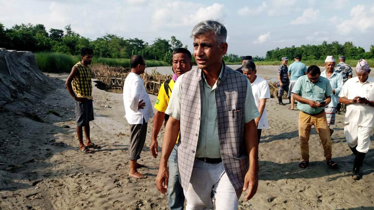 मन्त्री कार्कीद्वारा नदी  क्षेत्रको निरीक्षण