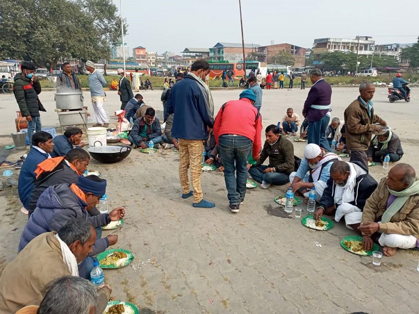 एमाले महाधिवेशनमा सहभागी हुन आएकाले सडकमै खाना बनाएर खाए