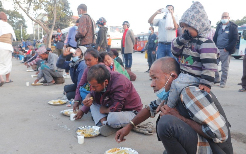 अब निःशुल्क खानासँगै खाद्यान्न पनि वितरण