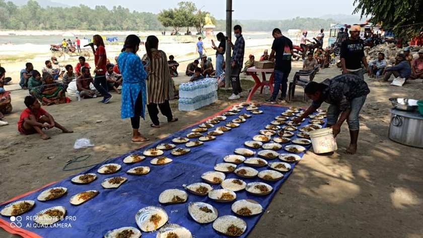 नारायणी किनारमा सडक मानवलाई खाना खुवाएर दसैँ मनाइँदै