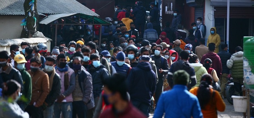 काठमाडौंका विभिन्न खोप केन्द्रहरुमा खोप लगाउनेहरुको भीड