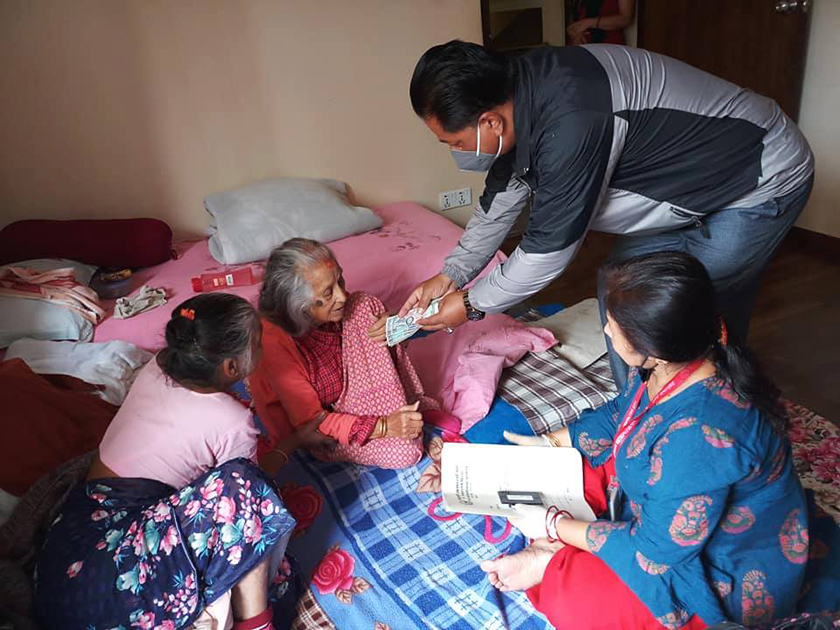 ज्येष्ठ नागरिक भत्ता बाढ्न काठमाडौँ महानरपालिकाका जनप्रतिनिधि जनताको घर–दैलोमा
