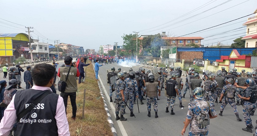 तनावग्रस्त बन्यो विराटनगर, प्रहरीद्वारा अश्रुग्यास र तीन राउन्ड हवाई फायर