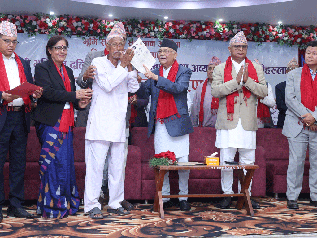 प्रधानमन्त्रीद्वारा भूमिहीन दलित सुकुम्वासीलाई जग्गाधनी पुर्जा वितरण