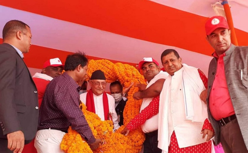 जनकपुरमा ओलीलाई २०५ किलोको माला