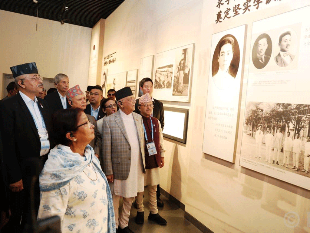 प्रधानमन्त्री ओलीले गरे चाउ एनलाई र तेङ यिङ्चाओ स्मृति सङ्ग्रहालयको अवलोकन
