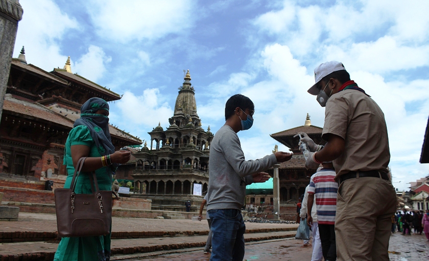 सामाजिक दुरी र सेनीटाइजरबीच मास्क लगाएर मनाइयो पाटनमा कृष्ण जन्माष्टमी