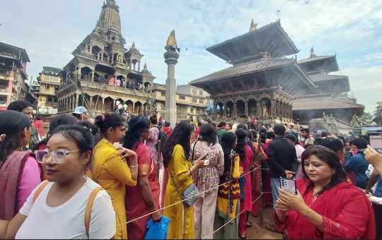 पाटनको कृष्ण मन्दिरमा भक्तजनको घुइँचो