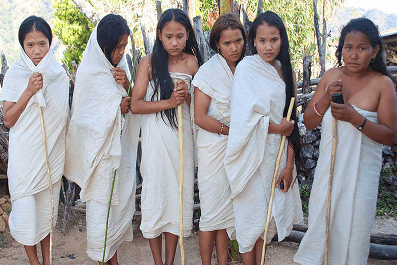 बुबाको काजकिरियामा बसे ६ छोरी