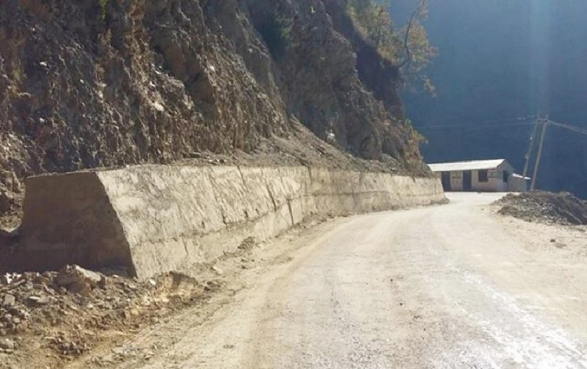हेटौँडावाट काठमाडौं छिर्ने दुईवटा सडक बन्द