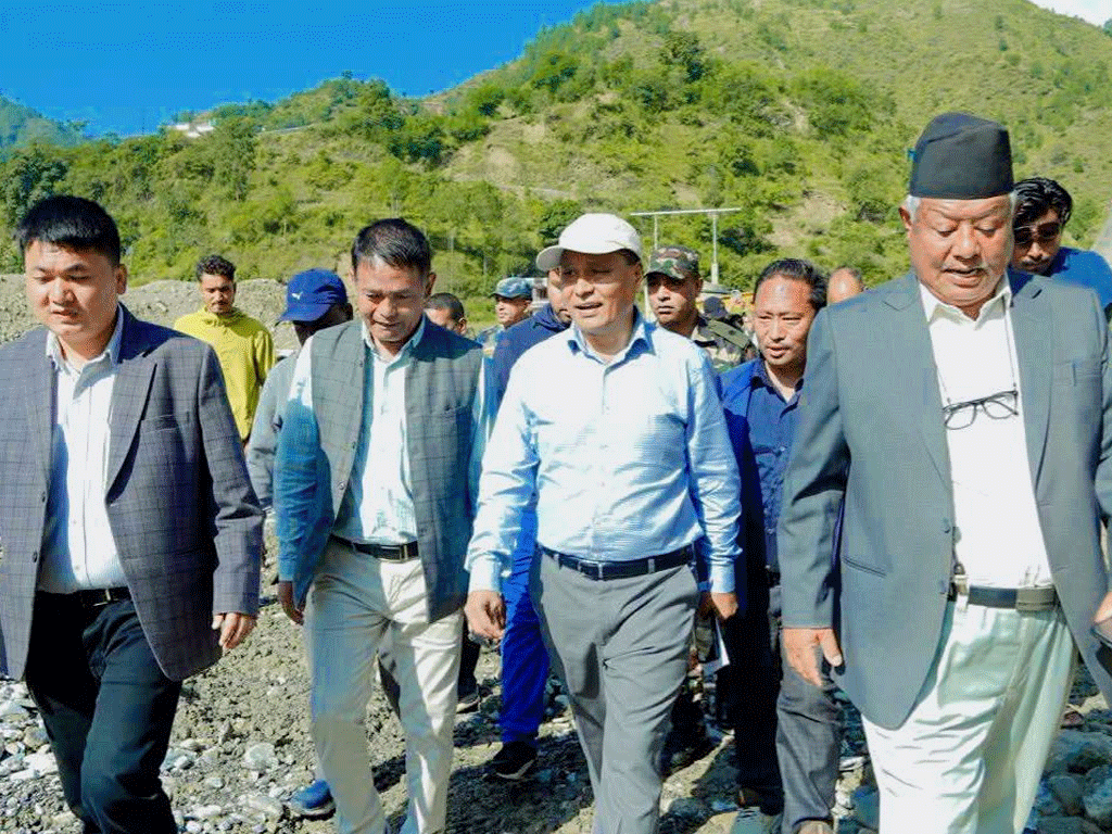 मन्त्री घिसिङले गरे बाढी पहिरोले क्षतिग्रस्त बनेको बीपी राजमार्गको अनुगमन