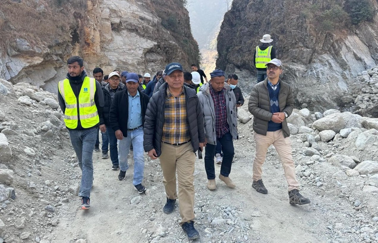 सडक निर्माण गर्ने अहिले उपयुक्त मौसम हो, कामलाई तीव्रता दिनूस्: मन्त्री घिसिङ