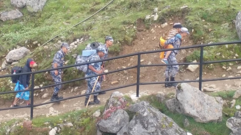 लेक लागेर बेहोस भएका तीन जनाको सशस्त्र प्रहरीद्वारा उद्धार