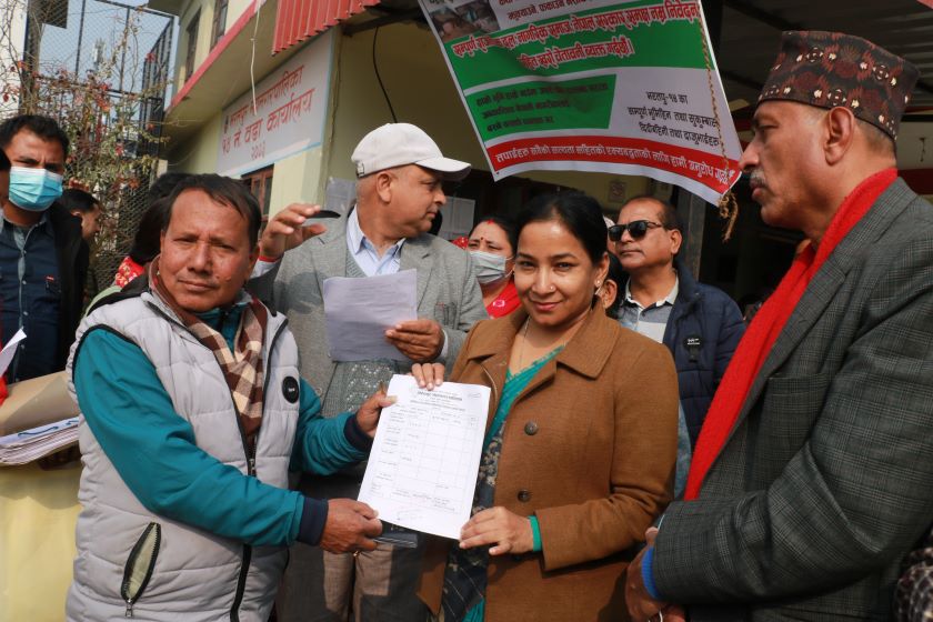 भरतपुर महानगरमा भुमिहिनका लागी लालपूर्जा वितरणको प्रक्रिया सुरु, मेयर दाहालद्धारा भुमिहिनलाई निस्सा कागज बितरण