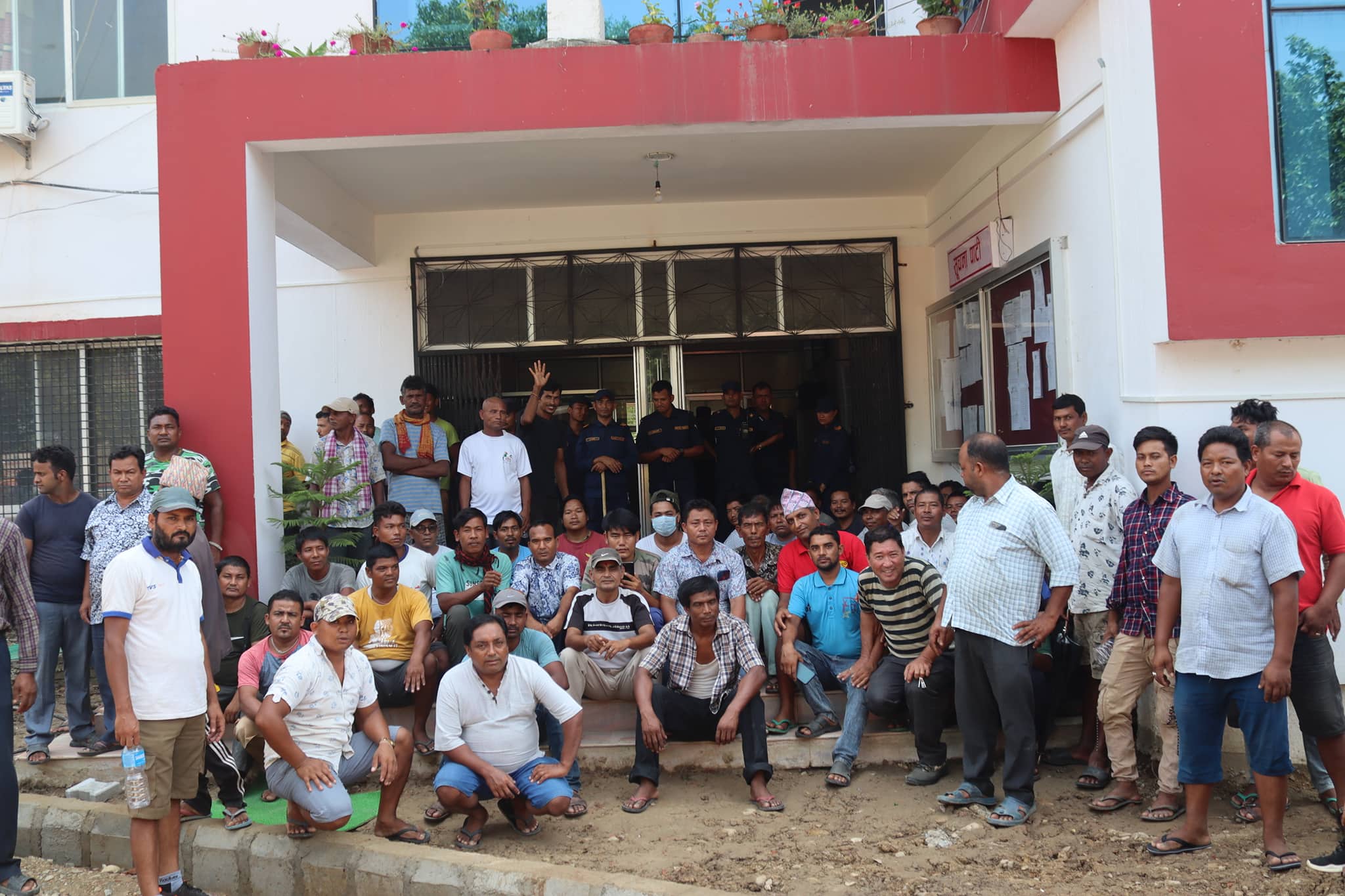अटाे रिक्सा व्यवसायीले घेरे लमही नगरपालिका