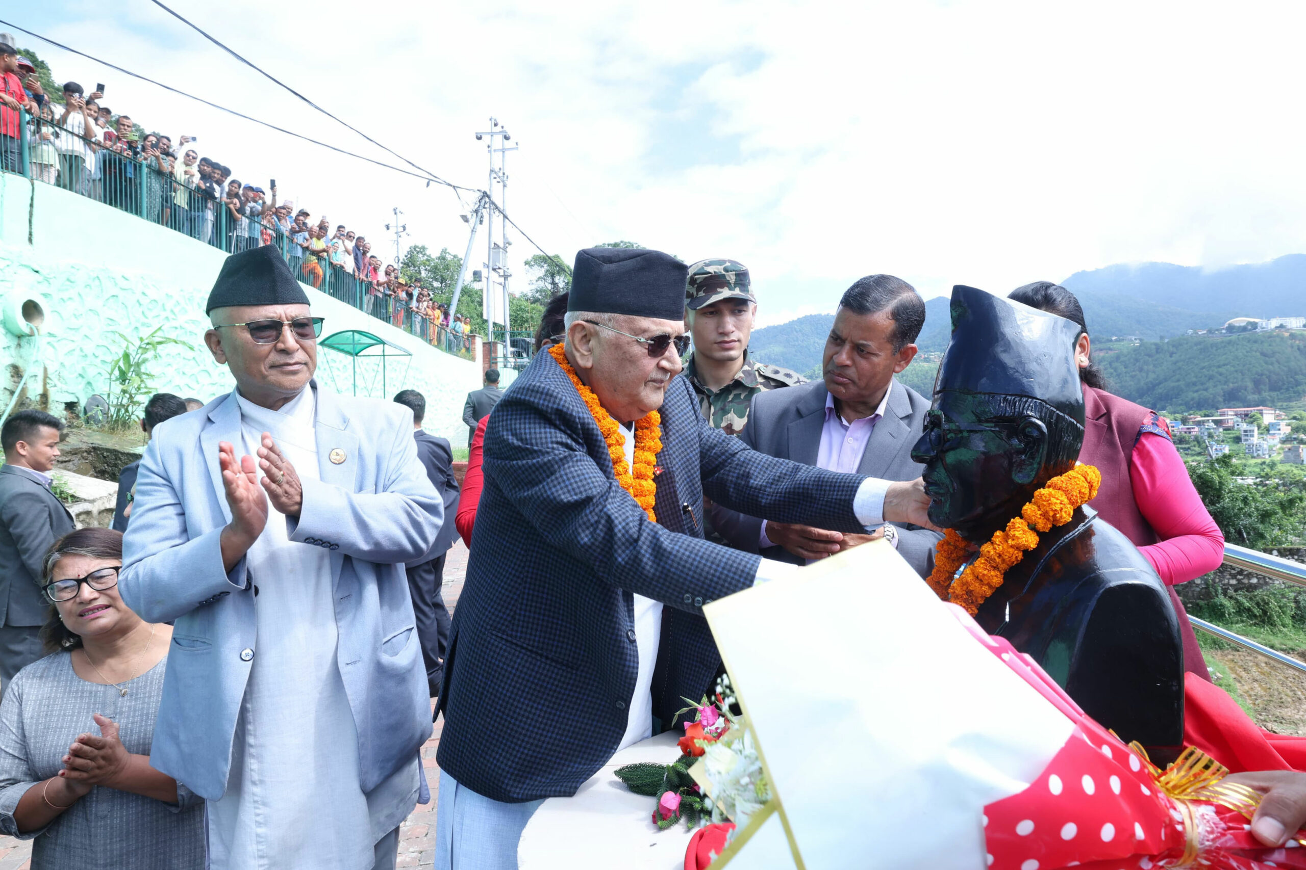 प्रधानमन्त्रीद्वारा मनमोहन अधिकारीको शालिक अनावरण