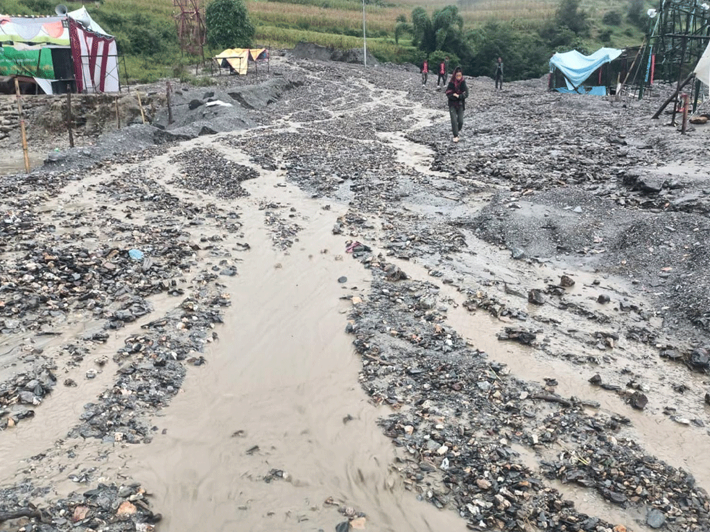 बाढीले मध्य पहाडी लोकमार्ग अवरुद्ध
