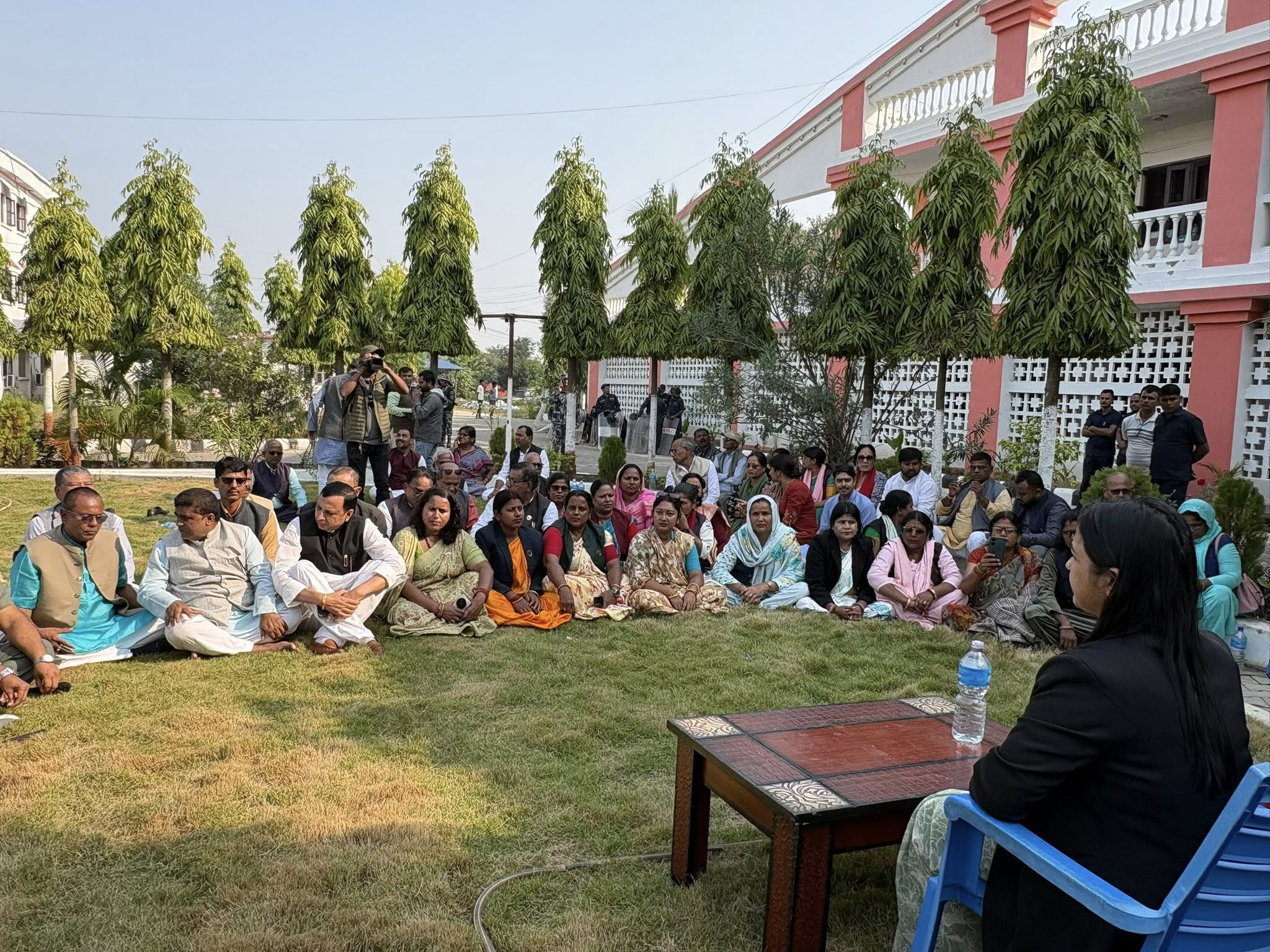 मधेशका सात दलका सांसदहरूले बसे प्रदेशसभाअघि धर्ना