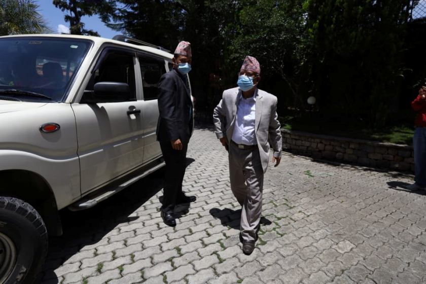 देउवा निवासमा जारी विपक्षी गठबन्धनको बैठकबाट बाहिरिए नेता माधव नेपाल