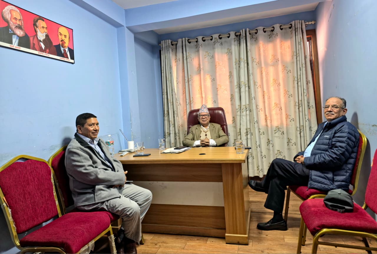 माधव नेपाललाई भेट्न आलोकनगर पुगे प्रचण्ड