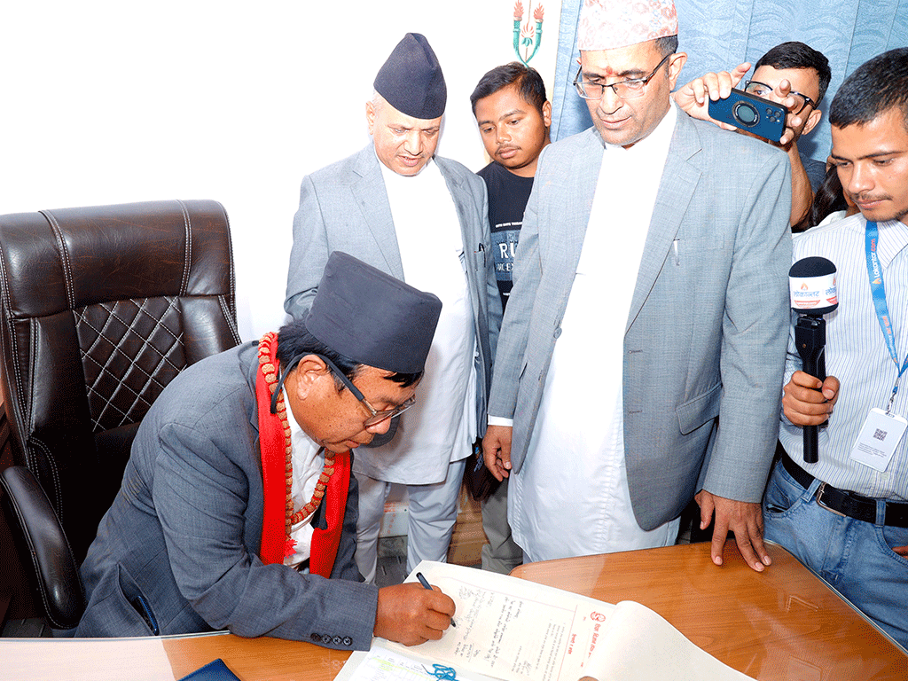 ठोस नतिजा निकाल्ने गरी अघि बढ्न कर्मचारीलाई मन्त्री पुनको निर्देशन