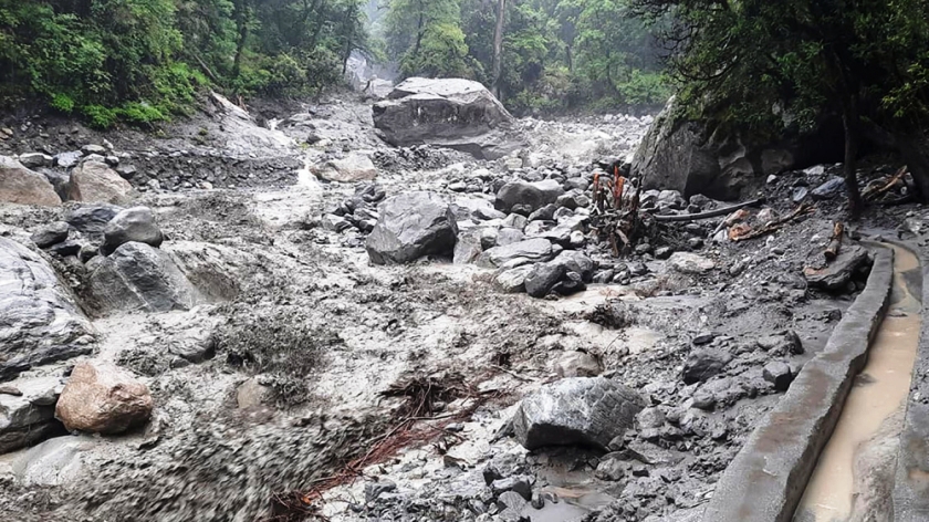 अविलर वर्षासंगै बाढीले मनाङमा एकअर्का गाउँबीच सम्पर्क बिच्छेद