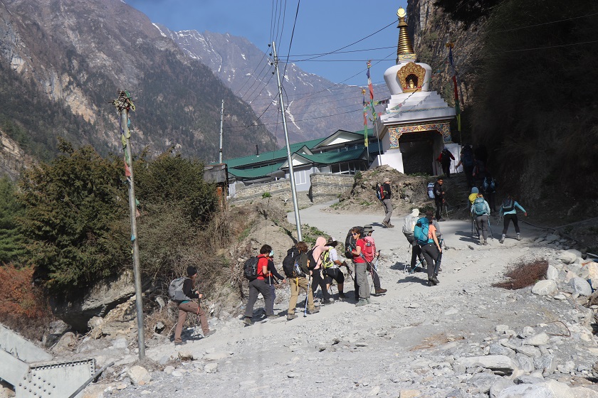 मनाङमा सडक र पदमार्ग एउटै हुँदा पदयात्रीलाई सास्ती