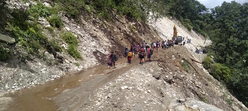 मनाङ सडकमा छिनछिनमा पहिरो : साँझ खुल्यो बिहान अवरुद्ध, पर्यटक र कर्मचारी बाटोमै अलपत्र