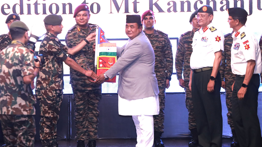 कञ्चनजङ्घा आरोहणले नेपाल–भारत सम्बन्ध थप बलियो बनाउँछ : रक्षामन्त्री राई