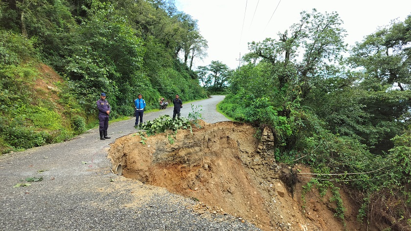 मध्यपहाडी लोकमार्गमा पहिरोः मङ्गलसेन–ठाटीखाँद सडकखण्ड अवरुद्ध