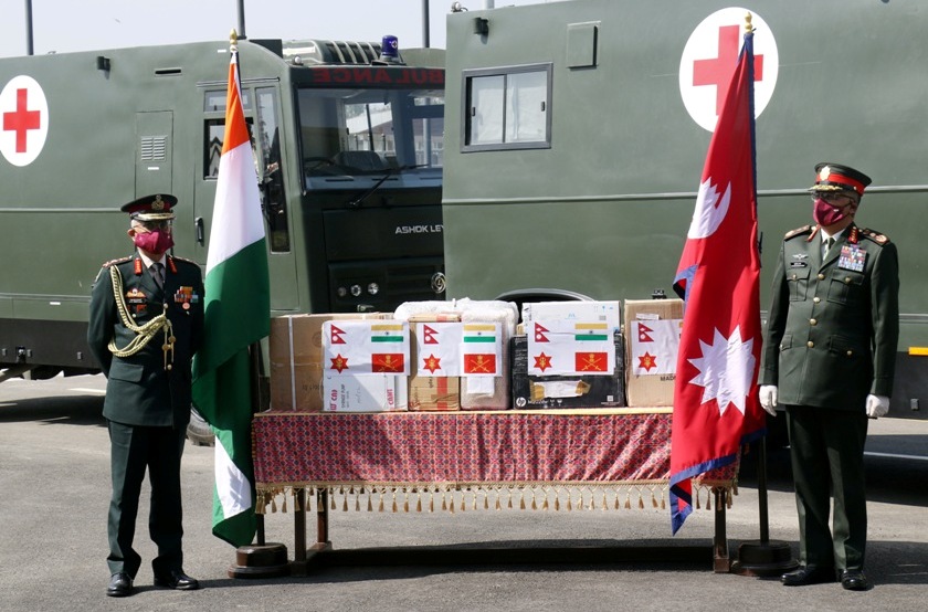 भारतीय सेनाद्वारा स्वास्थ्य सामग्री हस्तान्तरण : नेपाली सेनाले दियो एक लाख मास्क