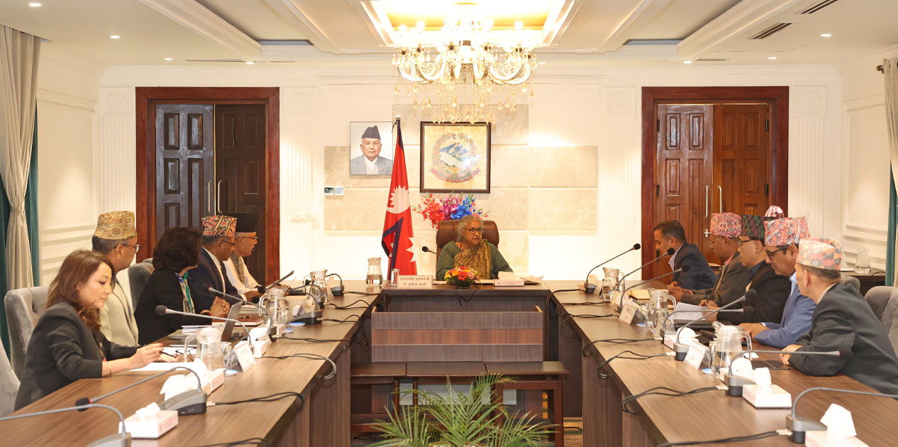 प्रधानमन्त्रीसँग काँग्रेस सभापति थापासहित पदाधिकारीको भेट